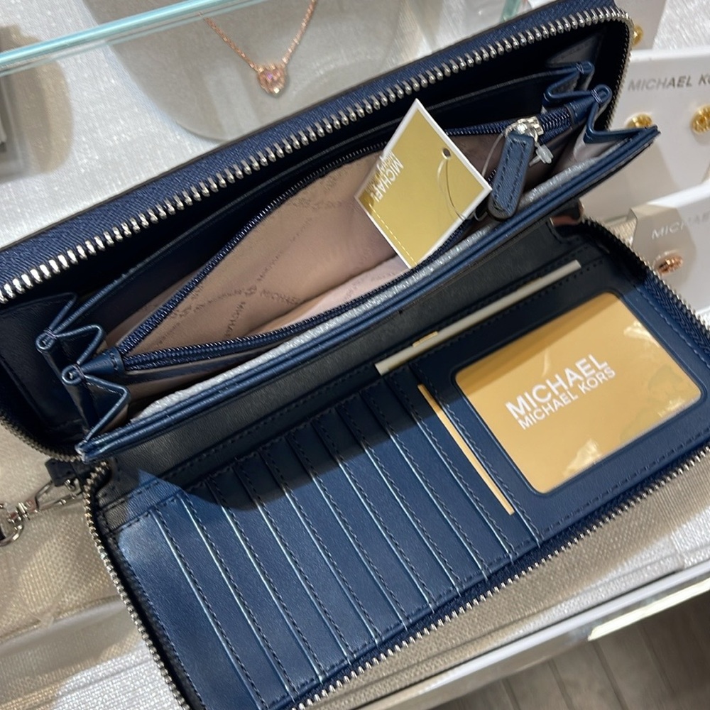 MICHAEL KORS LARGE TRAVEL CONTINENTAL WRISTLET WALLET SMARTPHONE NAVY BLUE
NWT - Picture 8 of 16